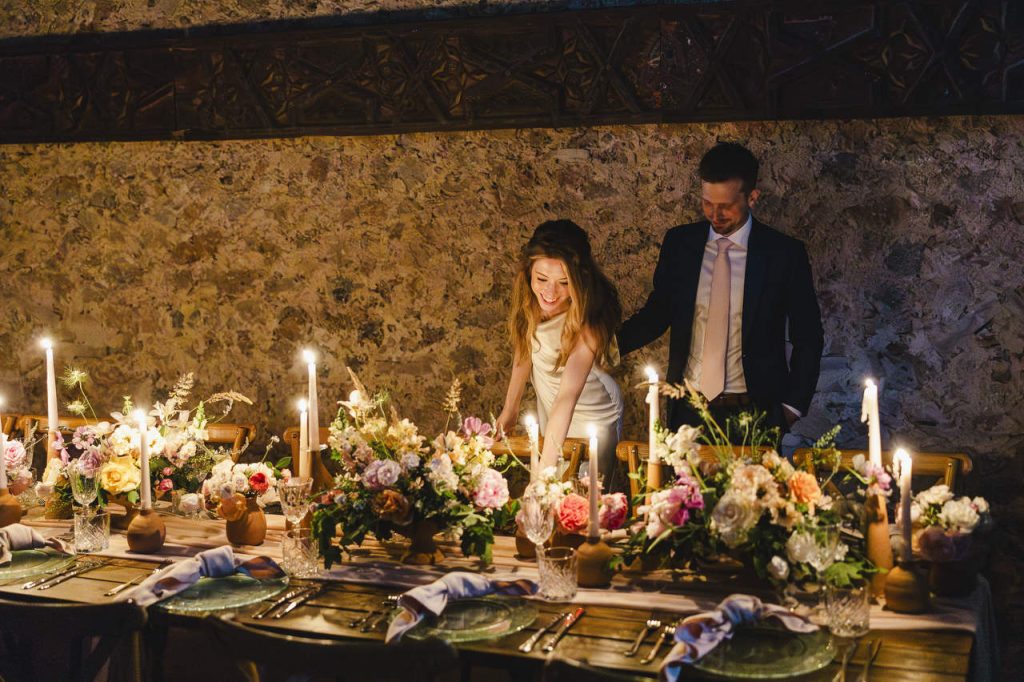 Abendessen bei Kerzenschein und nachhaltiger Blumendekoration